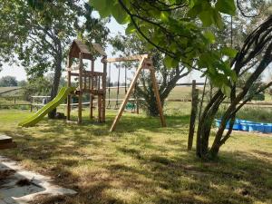 Zona de juegos infantil en Évasion rurale avec SPA et cheminée dans un gîte bourguignon - FR-1-489-539