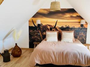 Postel nebo postele na pokoji v ubytování Gîte avec Spa, Cheminée, Nature et Confort à Montaigu-le-Blin - FR-1-489-522
