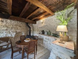 Posezení v ubytování Gîte avec Spa, Cheminée, Nature et Confort à Montaigu-le-Blin - FR-1-489-522