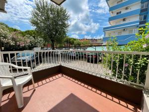 balcón con barandilla blanca y silla blanca en Holiday Home in Caorle near Spiaggia Tartaruga, en Porto Santa Margherita