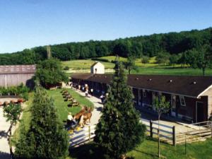 eine Gruppe von Menschen, die vor einem Gebäude sitzen in der Unterkunft Maison rénovée avec jardin et animaux acceptés près du Haras du Pin - FR-1-497-236 in Gouffern en Auge