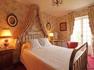 a bedroom with a bed and a window at Maison indépendante avec jardin privatif, cheminée et accès direct à la forêt - FR-1-497-180 in Saint-Pierre-des-Loges