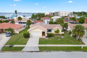una vista aérea de una casa con patio en 311 Jack Dr, en Cocoa Beach