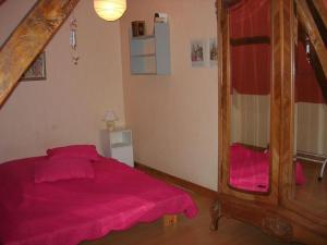 Katil atau katil-katil dalam bilik di Maison rénovée en Sologne avec grand jardin, 3 chambres, proche Chambord et Zoo de Beauval - FR-1-491-398 +1 gambar
