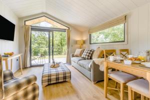 una sala de estar con un sofá y una mesa en 2 Bed in Cemmaes oc-a32660, en Cemmaes