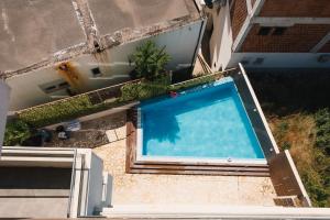 an overhead view of a swimming pool on a building at Apartment L'ideal in Ulcinj