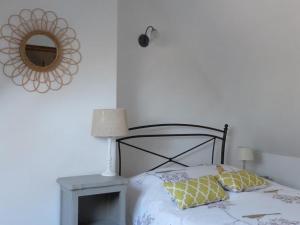 una camera da letto con un letto con uno specchio sul muro di Maison individuelle à Contres avec piscine partagée - FR-1-491-465 a Le Controis En Sologne Altre 6 foto