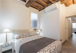 ein Schlafzimmer mit einem Bett und einem Fenster in der Unterkunft Interludio Fiorentino in Florenz