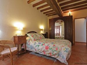 ein Schlafzimmer mit einem Bett, einem Tisch und einem Stuhl in der Unterkunft Charmante longère dans le Perche avec jardin et animaux admis - FR-1-497-218 in Bretoncelles