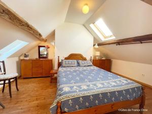 Postel nebo postele na pokoji v ubytování Maison de campagne avec spa, proche de vergers et cité médiévale, animaux acceptés, recharge électrique - FR-1-497-101