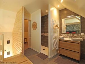 Kúpeľňa v ubytovaní Évasion Romantique avec Spa, Grand Jardin et Confort Moderne en Normandie - FR-1-497-175