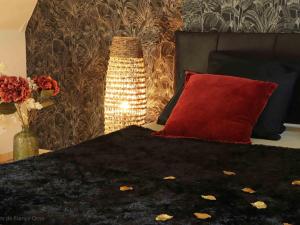 Posteľ alebo postele v izbe v ubytovaní Évasion Romantique avec Spa, Grand Jardin et Confort Moderne en Normandie - FR-1-497-175