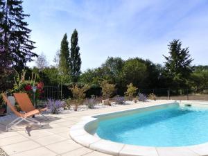 Πισίνα στο ή κοντά στο Gîte charmant avec piscine, 2 chambres, proche randonnées et loisirs à Target - FR-1-489-273