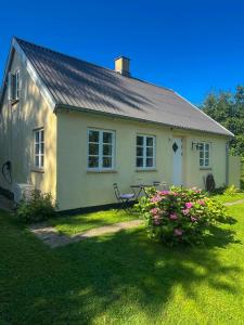 Κήπος έξω από το Renovated Farmhouse Near Quiet Beach In Odsherred