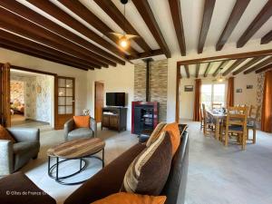 TV a/nebo společenská místnost v ubytování Maison spacieuse à Moutiers-au-Perche, animaux acceptés, 9 pers. - FR-1-497-232