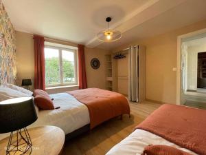 Postel nebo postele na pokoji v ubytování Maison spacieuse à Moutiers-au-Perche, animaux acceptés, 9 pers. - FR-1-497-232