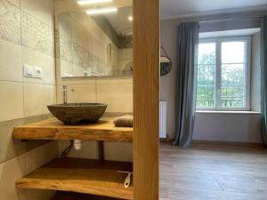 Koupelna v ubytování Maison spacieuse à Moutiers-au-Perche, animaux acceptés, 9 pers. - FR-1-497-232 + 21 fotografií