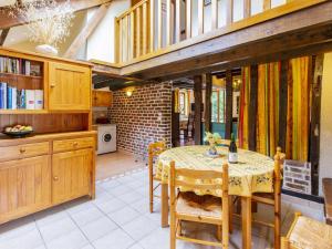 Kuchyň nebo kuchyňský kout v ubytování Grande maison familiale avec jardin, salle de jeux, proche de Tours et Blois. - FR-1-491-380