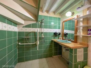 Bilik mandi di Maison Normande avec Jardin, Terrasse et WIFI Inclus - FR-1-497-220