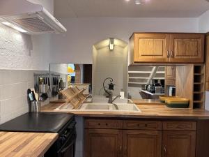 Η κουζίνα ή μικρή κουζίνα στο Gîte charmant dans la Montagne Bourbonnaise, animaux admis - FR-1-489-458