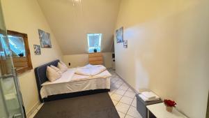a small room with a bed and a window at Stundenzimmer-sollenau - Mini Motel in Sollenau
