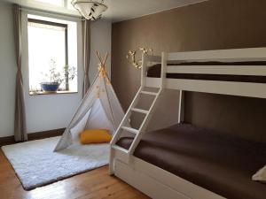 Ένα ή περισσότερα κρεβάτια σε δωμάτιο στο Gîte charmant dans la Montagne Bourbonnaise, animaux admis - FR-1-489-458