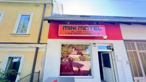 a mini motel sign on the front of a building at Stundenzimmer-sollenau - Mini Motel in Sollenau