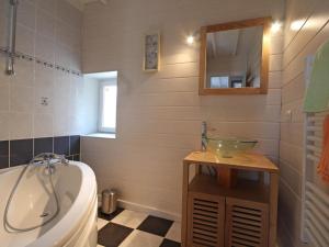 Koupelna v ubytování Maison spacieuse avec jardin, animaux acceptés, Wifi - FR-1-497-10