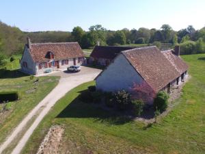 an aerial view of a large house with a driveway at Maison de campagne près de Chambord, 3 chambres, cheminée, terrasse, proche forêt et pistes cyclables - FR-1-491-431 in Bracieux