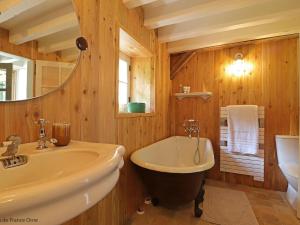 Φωτογραφία από το άλμπουμ του Maison cosy avec cheminée et jardin au cœur du Perche - FR-1-497-251 σε Perche-en-Nocé +27 φωτογραφίες