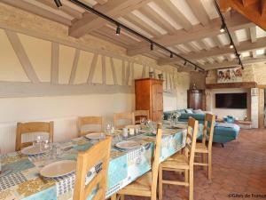 Un lugar para sentarse en Longère avec jardin, spa et tennis - Vue sur haras - FR-1-497-221