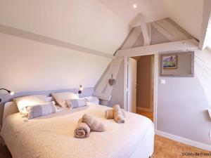 Una cama o camas en una habitación de Longère avec jardin, spa et tennis - Vue sur haras - FR-1-497-221