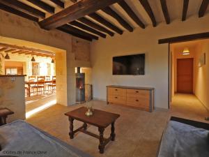 Galeriebild der Unterkunft Maison ancienne avec jardin et spa extérieur - FR-1-497-168 in Le Pin-la-Garenne