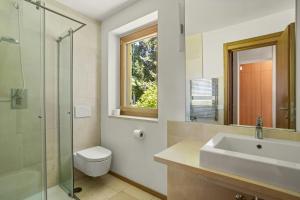 Ένα μπάνιο στο Lake Bracciano Villa With Private Beach