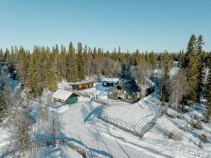 an aerial view of a house in the snow at Family Cabin With Shelter By Lake Gautetjern in Gol