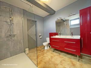 a bathroom with a red sink and a shower at Charmante maison près de Domfront avec 3 ch, animaux admis - FR-1-497-201 in Saint-Gilles-des-Marais +21 photos