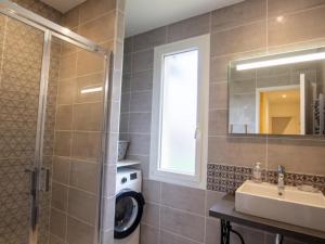 a bathroom with a sink and a washing machine at Maison Familiale au Calme avec Ping-Pong, Baby-Foot et Proximité Sites Préhistoriques - FR-1-616-339 in Le Bugue +15 photos