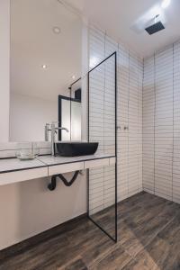 un baño con lavabo y espejo en Loft Lleras King & Jacuzzi, en Medellín 93 fotos más