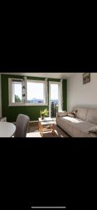 En eller flere senge i et værelse på Le Cosy familiale & pro 8 pers