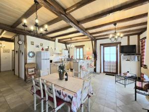 Η κουζίνα ή μικρή κουζίνα στο Maison 2 Chambres avec Jardin, Animaux Acceptés, Parking, WiFi à Mazeyrolles - FR-1-616-106