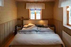 Un dormitorio pequeño con dos camas. en Cozy Cottage By Töcksfors Lakes, en Töcksfors
