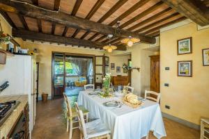 モンタイオーネにあるHistoric Villa With Tuscan Hills Viewの白いテーブルと椅子のあるダイニングルーム