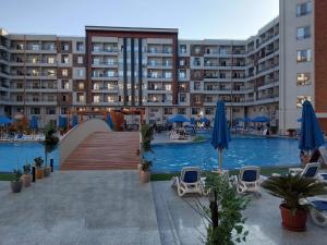 Bazén v ubytování Tiba Golden Resort Hurghada nebo v jeho okolí