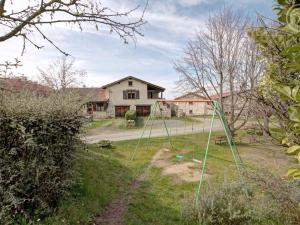 Gîte familial avec jeux extérieurs près de St-Galmier - FR-1-496-281 في Saint-Médard-en-Forez: وضع أرجوحة في ساحة المنزل