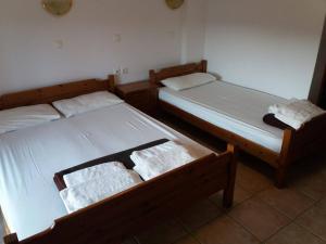 two beds in a small room withthritisthritis at Hotel Kosmas in Sarti