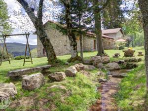 Galeriebild der Unterkunft Gîte de charme à Chalmazel, 6 pers., cheminée & animaux admis - FR-1-496-138 in Le Champas