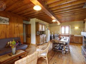 Galeriebild der Unterkunft Gîte de charme à Chalmazel, 6 pers., cheminée & animaux admis - FR-1-496-138 in Le Champas