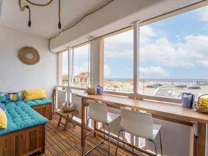 ein Wohnzimmer mit Blick auf das Meer in der Unterkunft Appartement Front de Mer à Mimizan - 4 Pers, Balcon & Parking Inclus - FR-1-50-190 in Mimizan