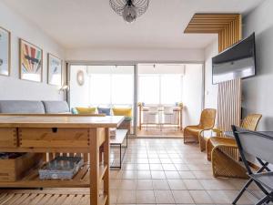 ein Wohnzimmer mit Sofa und Tisch in der Unterkunft Appartement Front de Mer à Mimizan - 4 Pers, Balcon & Parking Inclus - FR-1-50-190 in Mimizan