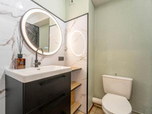 ein Badezimmer mit Waschbecken, Toilette und Spiegel in der Unterkunft Appartement Front de Mer à Mimizan - 4 Pers, Balcon & Parking Inclus - FR-1-50-190 in Mimizan